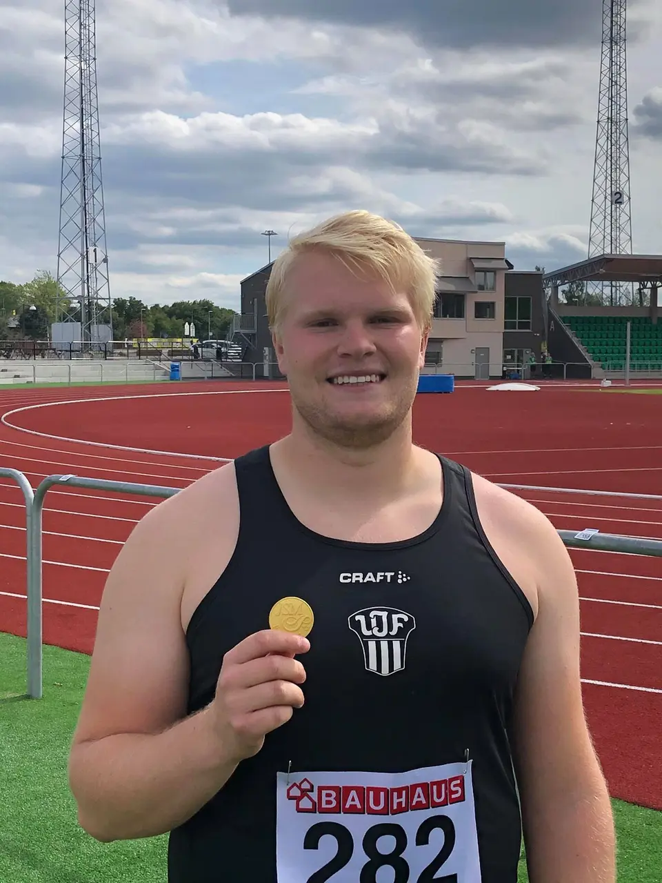 Hugo Sörby med sin guldmedalj