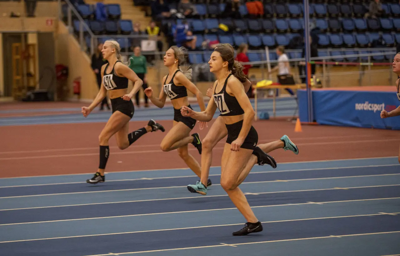 Alva Nordvarg, Kajsa Wibbling ovh Clara Spangenberg i F17 60m. Foto: Richard Andersson
