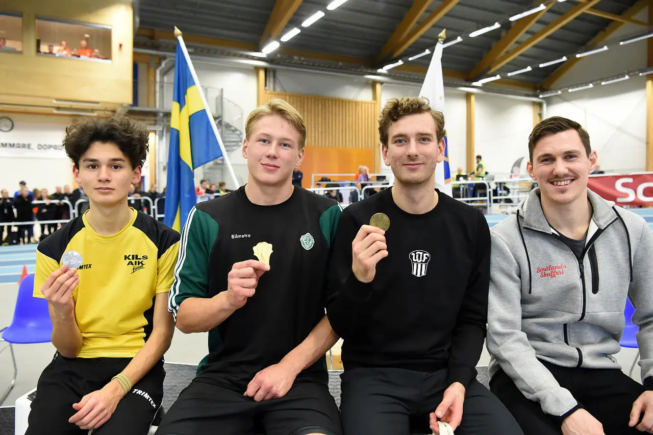 Oskar Lundqvist tillsammans med medaljörerna i M höjd
