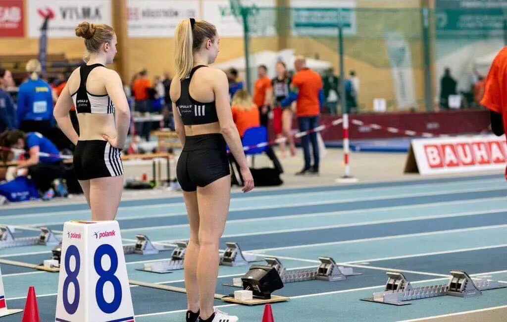 Levina Ahlgren och Sofia Lindh, som båda kommer springa 100m häck i helgen. Foto: Richard Andersson