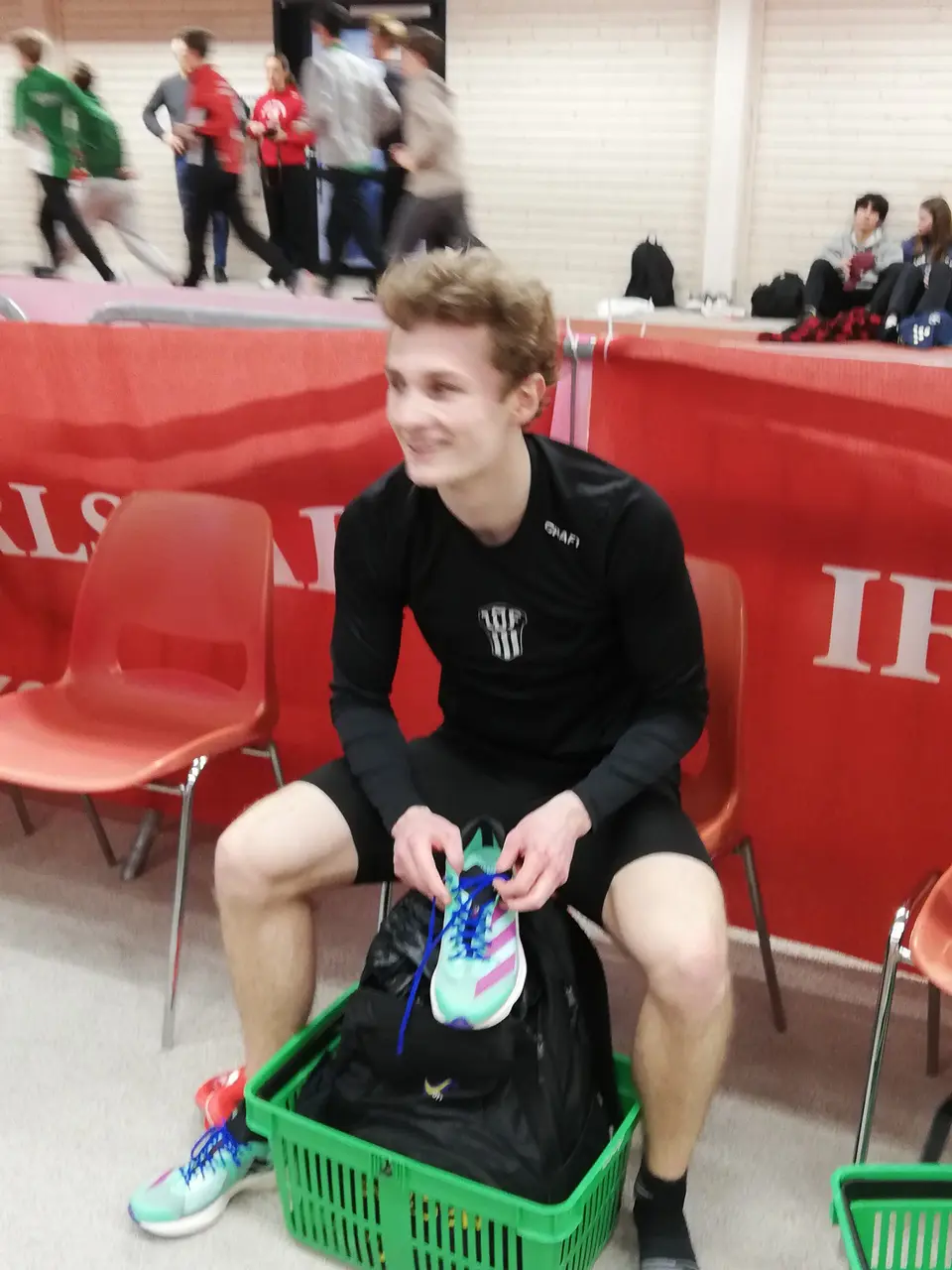 Simon Plesse efter sitt guld på 60m M22.