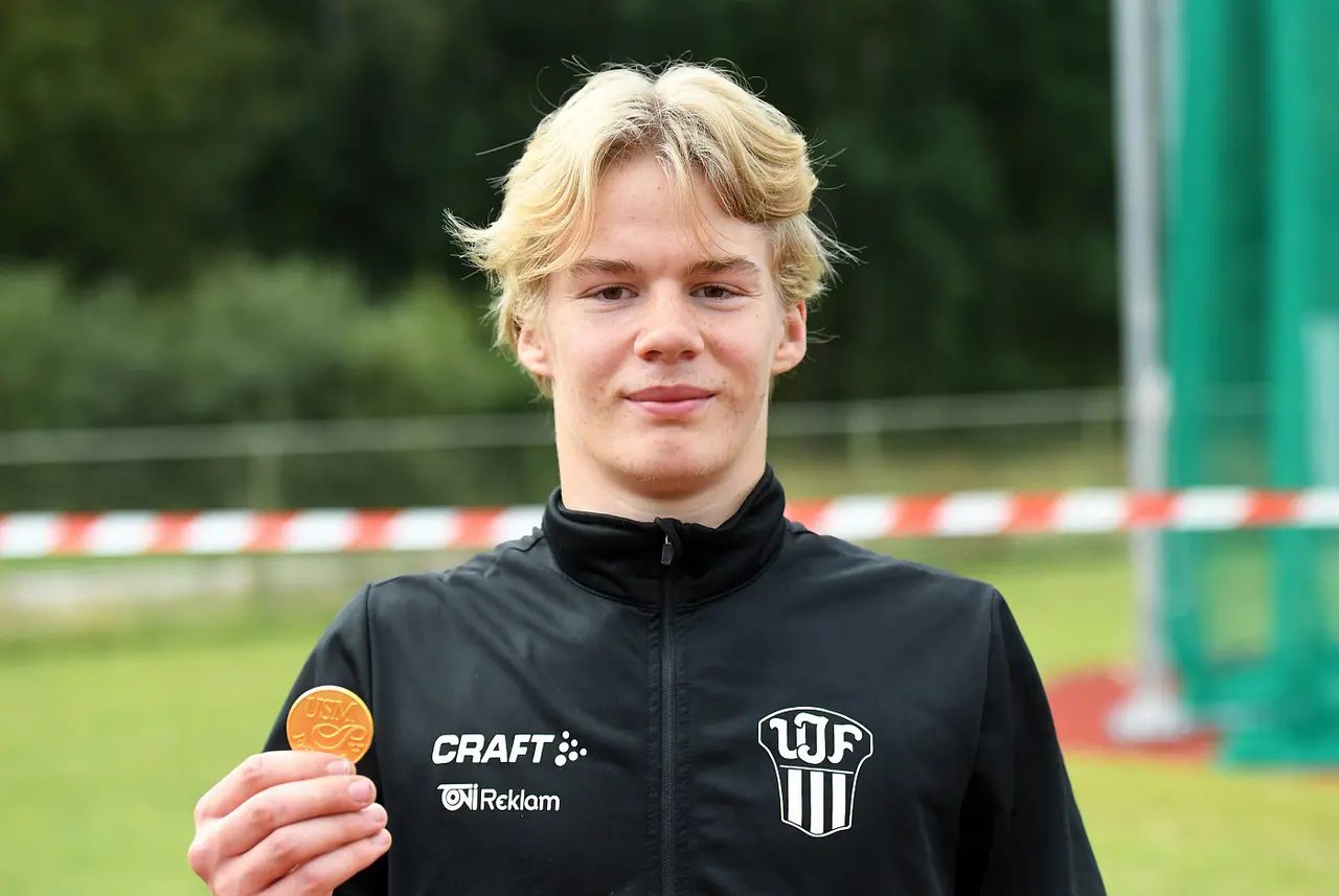 Max Fors med en av sina guldmedaljer. Foto: Deca text & Bild