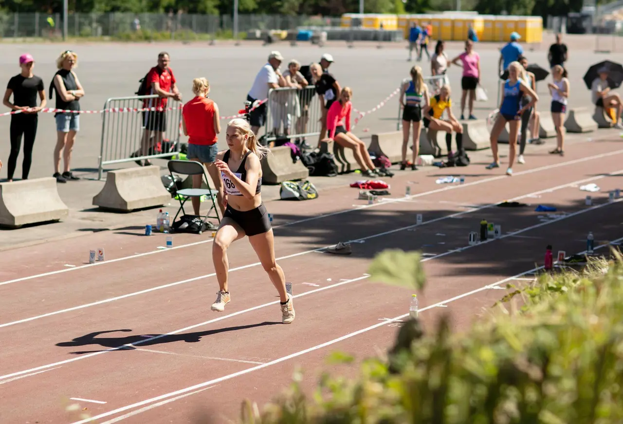 Alva Nordvarg, som under helgen kommer springa 80m, hoppa längd och tresteg. Foto: Richard Andersson