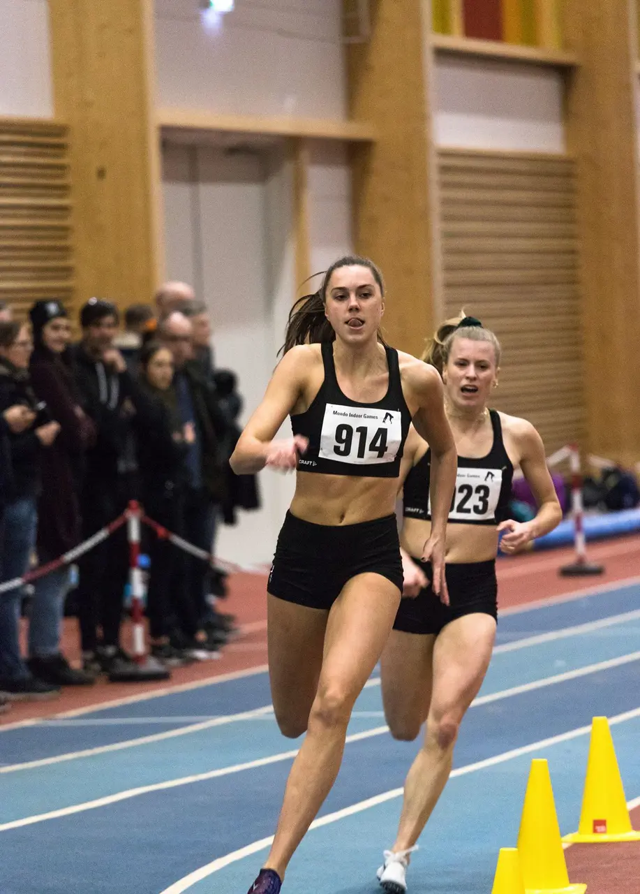 Klara Helander och Ebba Svantesson i en jämn kamp på 400m. Foto: Jeremy Haglund