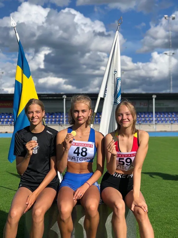 Emma Häggblom med sin silvermedalj. Foto: Linus Boyer
