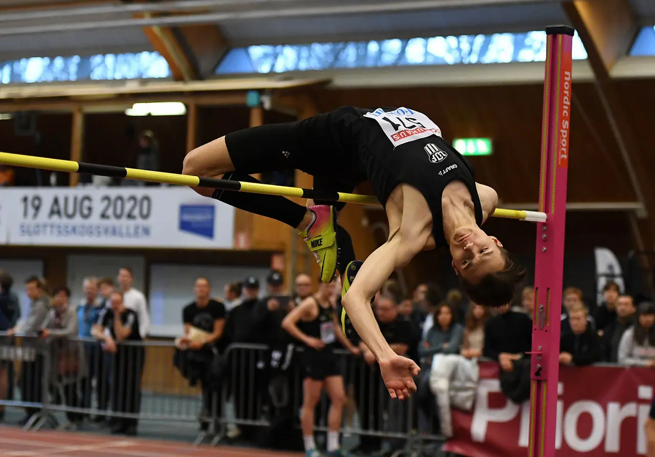 Oliver Ericsson under höjdtävlingen. Foto: Deca Text & Bild