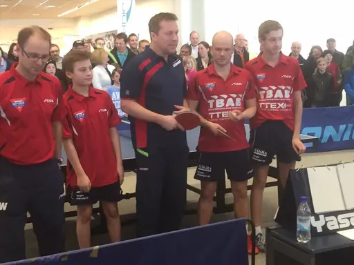 Jan-Ove Waldner tillsammans med spelare och ledare från KFUM Bordtennis.