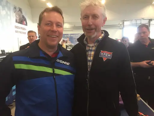 Jan-Ove Waldner tillsammans med spelare och ledare från KFUM Bordtennis.