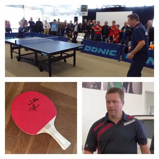 Jan-Ove Waldner tillsammans med spelare och ledare från KFUM Bordtennis.