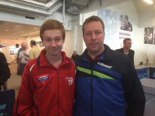 Jan-Ove Waldner tillsammans med spelare och ledare från KFUM Bordtennis.