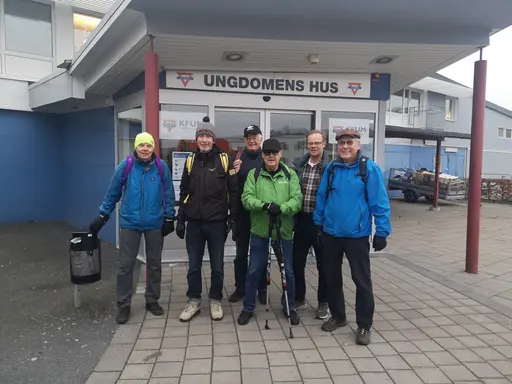Ett glatt gäng samlat utanför Ungdomens Hus