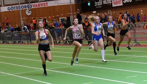 Bild: Deca | 1. Upprop P11 60m | 2. Sprintande coachen Filippa Palmås med F11-flickorna Emma och Astrid | 3. Hugo Kündig 60m | 4. Kajsa Roth och Ester Ahlbäck Björck 60m | 5. Emma Bergdén 60m