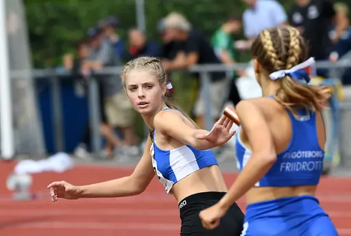 SM-guld i F17 3x800m på Källbrink IP i Huddinge under Stafett-SM dag 2 (foto: Deca Text & Bild).
