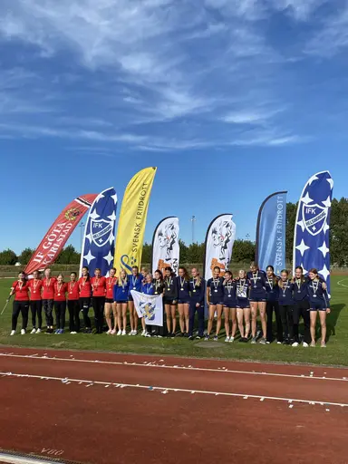 Från vänster: Hela laget med ledare, Flicklaget som tog guld, Mixlaget som tog silver (foto: Viktoria Siering m fl)