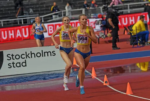 Robin, Oden, Saga och Agnes tävlar för Sverige under Ungdomsfinnkampen 2021 på Stockholm Stadion (Bild 1: Robert Provci. Övriga: Deca Text & Bild).)