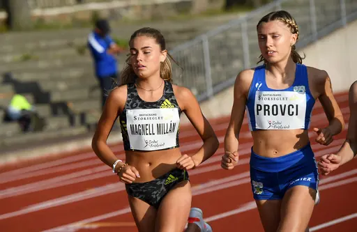 Agnes Thundal under Folksam Grand Prix 2/6 med Elin Brink (MAIK, hare). Saga Provci hack i häl på Alice Magnell Millán (Eskilstuna FI) 1500m under Bannister Invitational 27/6 (foto: Deca Text & Bild).