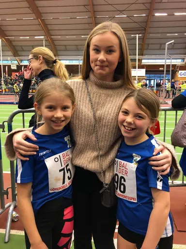 Bild: Deca | 1. Upprop P11 60m | 2. Sprintande coachen Filippa Palmås med F11-flickorna Emma och Astrid | 3. Hugo Kündig 60m | 4. Kajsa Roth och Ester Ahlbäck Björck 60m | 5. Emma Bergdén 60m