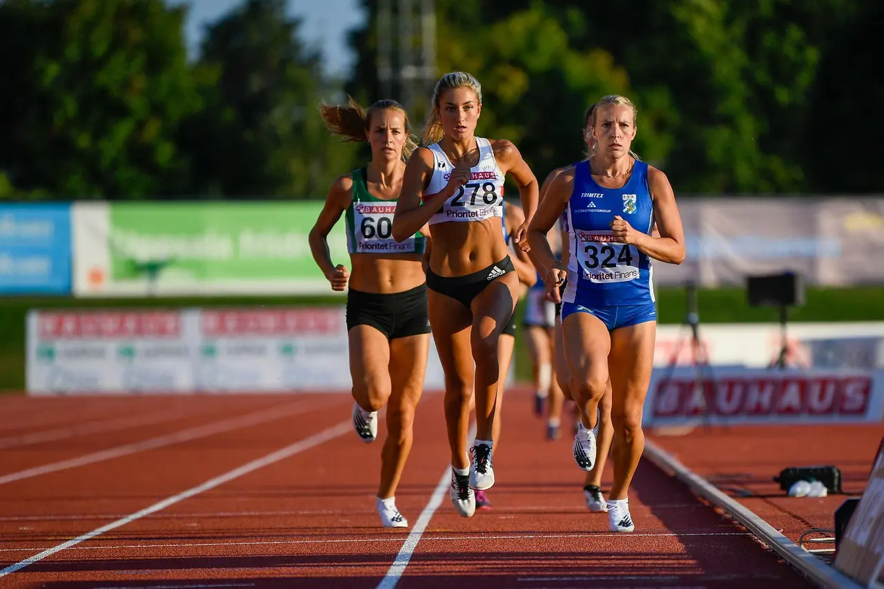 SM Friidrott Uppsala 2020. Lovisa Lindh, Lovisa Bivstedt och IFK:s Madeleine Björlin-Delmar (foto: Deca Text&Bild)