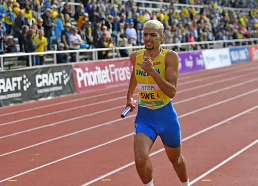 Robin, Oden, Saga och Agnes tävlar för Sverige under Ungdomsfinnkampen 2021 på Stockholm Stadion (Bild 1: Robert Provci. Övriga: Deca Text & Bild).)