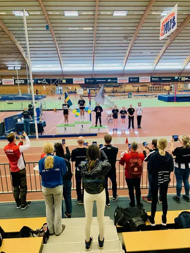 Några av helgens medaljörer. Foto: Mårten Holm samt Deca Text & Bild