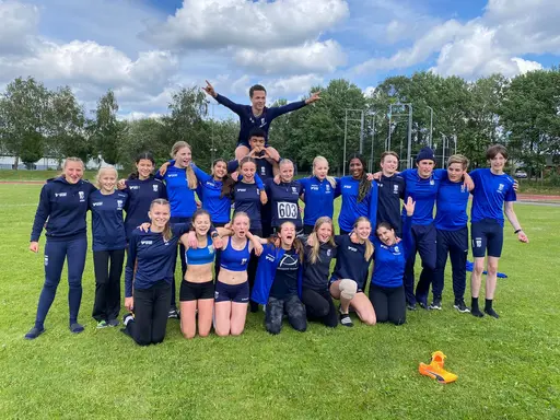 IFK Göteborg Friidrotts lag, med stafettmixlaget (6 x 200 m) under Kraftmätningskvalet 6 juni, 2024 (foto: Viktoria Siering).