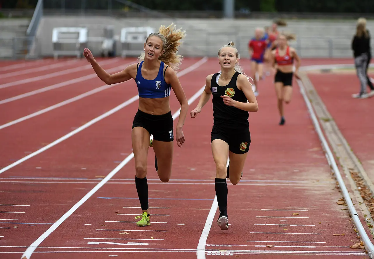 Snart får vi möjlighet att följa spännande tävlingar i Göteborgsdistriktet. Foto: Lina Sandström och Tova Karlsson (Hönö IS) i slutspurten på 600 m, UDM 2020 (foto: Deca Text & Bild).