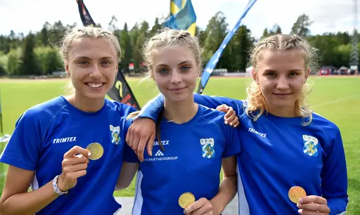 SM-guld i F17 3x800m på Källbrink IP i Huddinge under Stafett-SM dag 2 (foto: Deca Text & Bild).