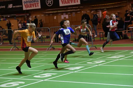 Bild: Deca | 1. Upprop P11 60m | 2. Sprintande coachen Filippa Palmås med F11-flickorna Emma och Astrid | 3. Hugo Kündig 60m | 4. Kajsa Roth och Ester Ahlbäck Björck 60m | 5. Emma Bergdén 60m