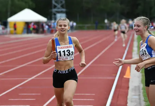 SM-guld i F17 3x800m på Källbrink IP i Huddinge under Stafett-SM dag 2 (foto: Deca Text & Bild).