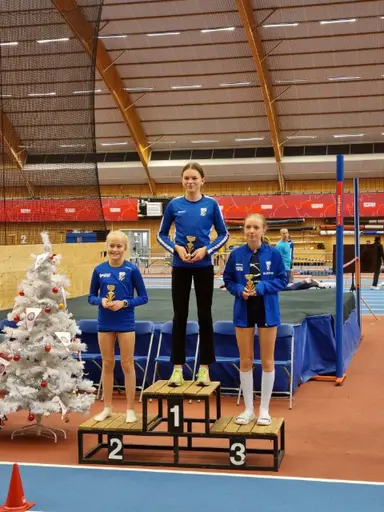 Bild t.v - nya innehavare av julklappsspelsrekord. Bild t.h - vacker prispall för F14 1000m.