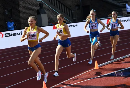 Robin, Oden, Saga och Agnes tävlar för Sverige under Ungdomsfinnkampen 2021 på Stockholm Stadion (Bild 1: Robert Provci. Övriga: Deca Text & Bild).)