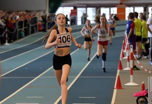 Olle Ackebjer 1:a P14 1000m | Kajsa Roth 2:a F13 stavhopp + 3:a F13 60m | Lovisa Emanuelsson 3:a F13 800m | Nicole Tiourine 3:a F14 1000m | Foto: Deca Text och bild