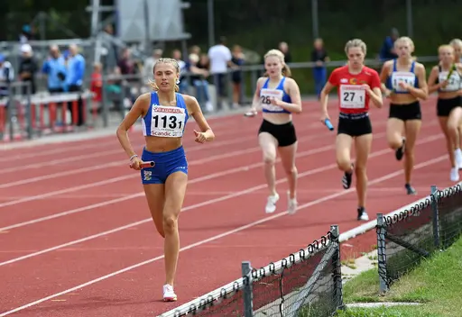 SM-guld i F17 3x800m på Källbrink IP i Huddinge under Stafett-SM dag 2 (foto: Deca Text & Bild).