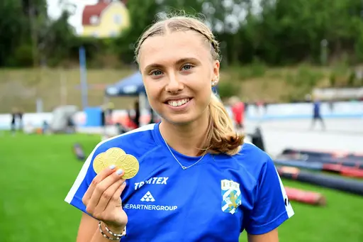 Tre härliga guldmedaljer för Saga Provci under JSM i Sollentuna (foto: Deca Text & Bild).