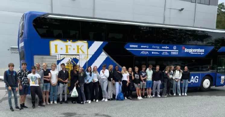 IFK Göteborgs snabba stafettlag på väg till Huddinge i en vacker blåvit buss (foto: Jeremy Pryce).