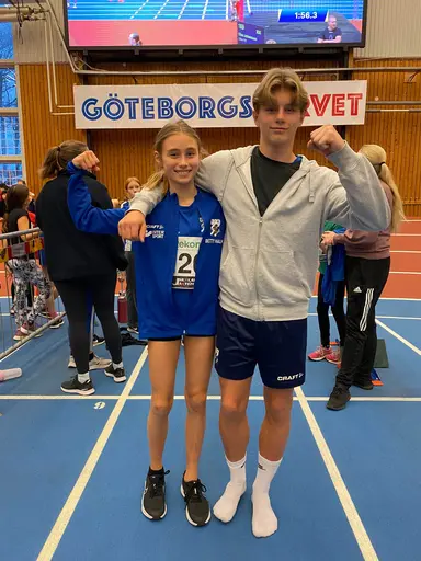 Bild t.v - nya innehavare av julklappsspelsrekord. Bild t.h - vacker prispall för F14 1000m.