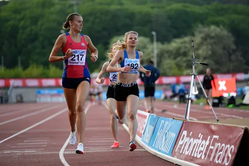 Agnes Thundal under Folksam Grand Prix 2/6 med Elin Brink (MAIK, hare). Saga Provci hack i häl på Alice Magnell Millán (Eskilstuna FI) 1500m under Bannister Invitational 27/6 (foto: Deca Text & Bild).