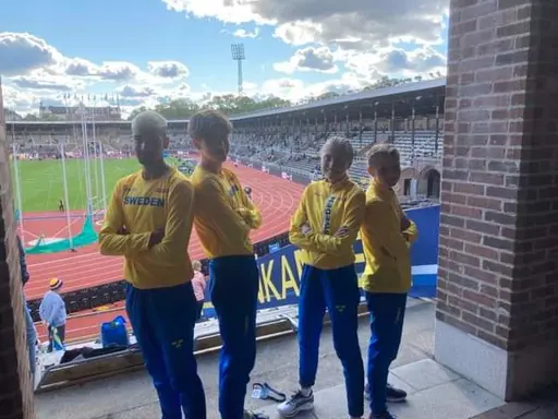 Robin, Oden, Saga och Agnes tävlar för Sverige under Ungdomsfinnkampen 2021 på Stockholm Stadion (Bild 1: Robert Provci. Övriga: Deca Text & Bild).)