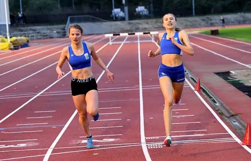Saga Provci, Agnes Thundahl samt SAIKs Stina Pettersson (farthållare) i hård kamp på 3000 meter hinder på Slottsskogsvallen 15 maj (foto: Deca Text & Bild).