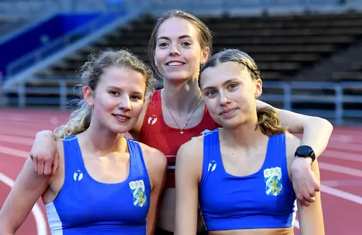 Saga Provci, Agnes Thundahl samt SAIKs Stina Pettersson (farthållare) i hård kamp på 3000 meter hinder på Slottsskogsvallen 15 maj (foto: Deca Text & Bild).