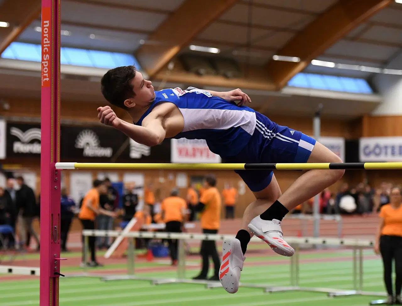 Lucas Lorentzon klarar höjden med god marginal i Friidrottens Hus (foto: Deca Text & Bild).