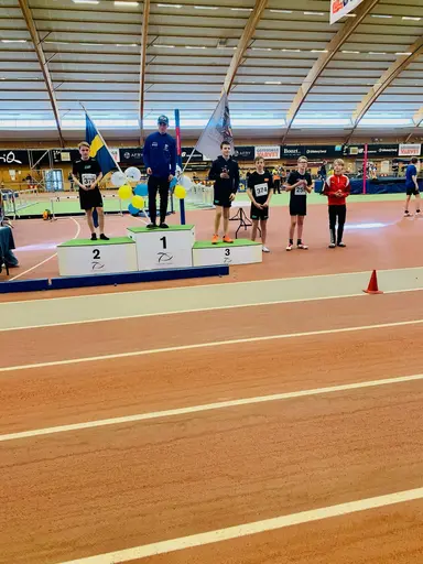 Några av helgens medaljörer. Foto: Mårten Holm samt Deca Text & Bild