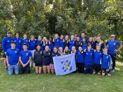 Från vänster: Hela laget med ledare, Flicklaget som tog guld, Mixlaget som tog silver (foto: Viktoria Siering m fl)
