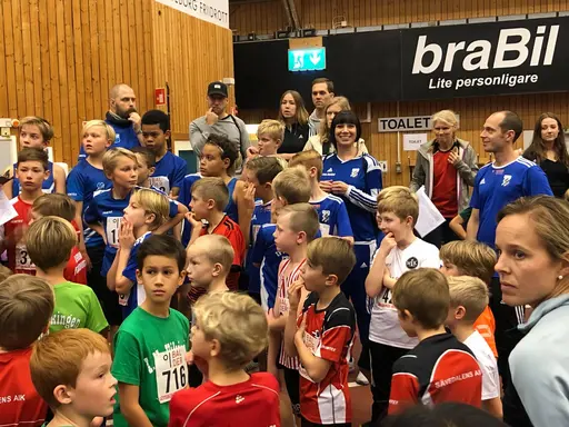 Bild: Deca | 1. Upprop P11 60m | 2. Sprintande coachen Filippa Palmås med F11-flickorna Emma och Astrid | 3. Hugo Kündig 60m | 4. Kajsa Roth och Ester Ahlbäck Björck 60m | 5. Emma Bergdén 60m