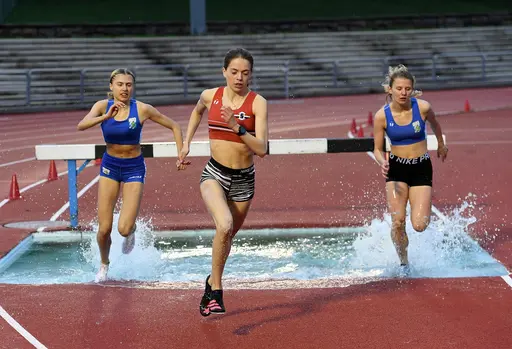 Saga Provci, Agnes Thundahl samt SAIKs Stina Pettersson (farthållare) i hård kamp på 3000 meter hinder på Slottsskogsvallen 15 maj (foto: Deca Text & Bild).