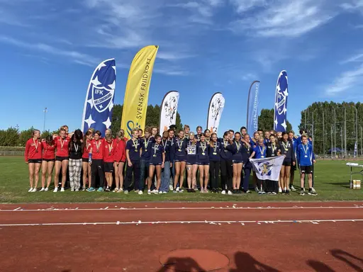 Från vänster: Hela laget med ledare, Flicklaget som tog guld, Mixlaget som tog silver (foto: Viktoria Siering m fl)