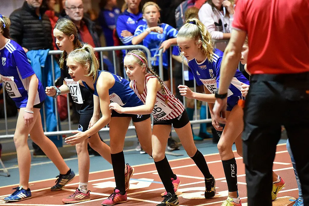 IFK Göteborg Friidrotts snabba tjejer på startlinjen (foto: Deca Text & Bild).