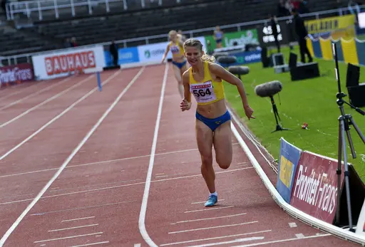 Robin, Oden, Saga och Agnes tävlar för Sverige under Ungdomsfinnkampen 2021 på Stockholm Stadion (Bild 1: Robert Provci. Övriga: Deca Text & Bild).)