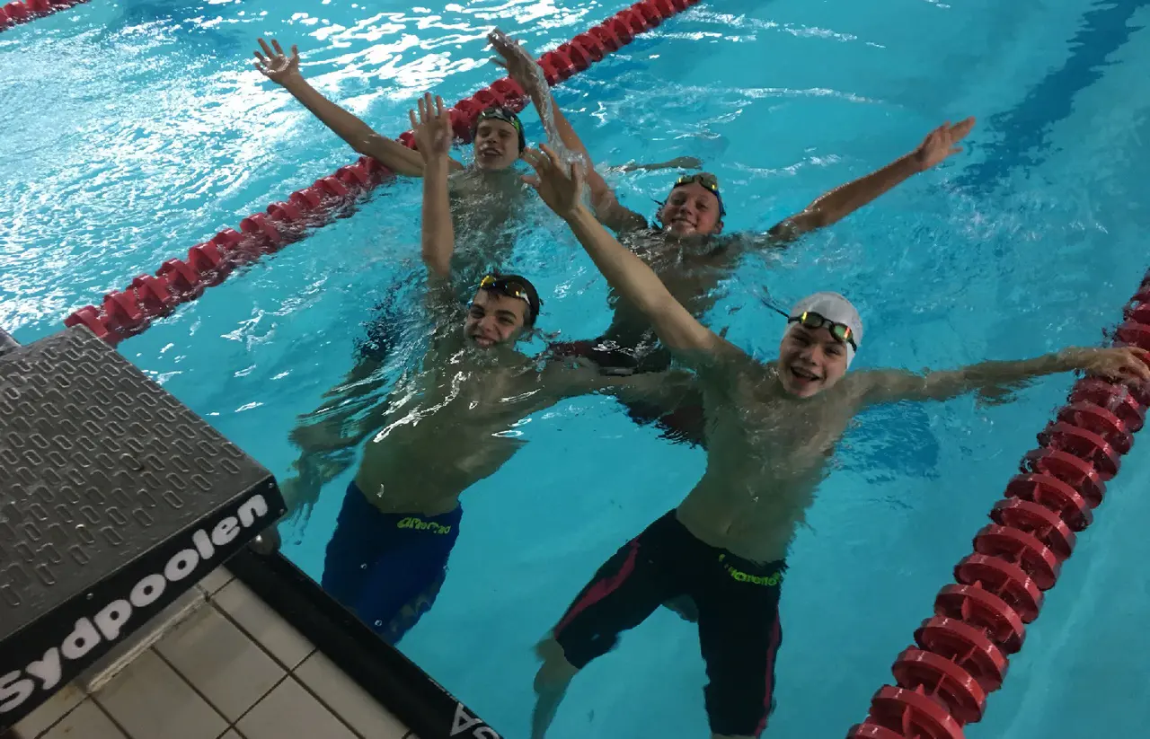 Pojkarnas lagkappslag på 4x100 medley och frisim som kvalificerat sig till Riksfinal. Albin Argelius, Daniel Bebenek, Alexander Arnö och Marcus Persson Taylor