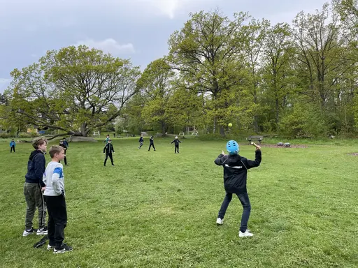 Brännbollsmatch samt korv- och marshmallow-grillning